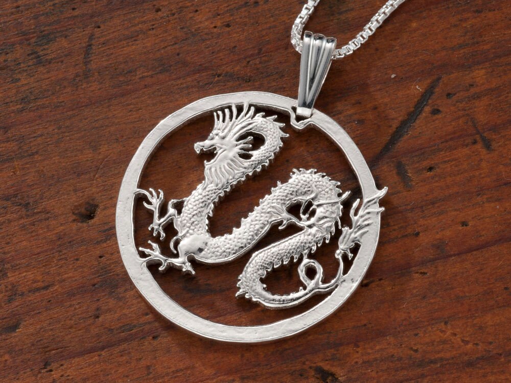 Hand Geschnittener Drache-Anhänger Aus Sterlingsilber Somalia-Münzenschmuck Hand Geschnittener Drache-Anhänger Aus Sterlingsilber Somalia-Münzenschmuck von Coinjewelry
