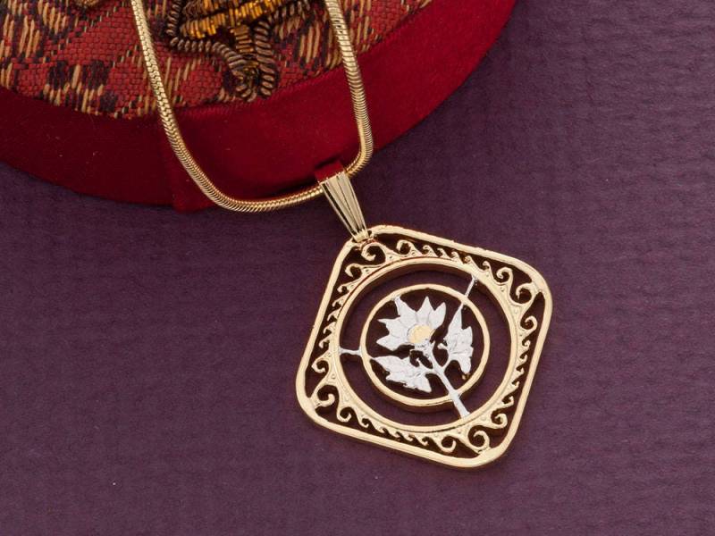 Hand Geschnittener Hibiskusblüten-Münzenanhänger St. Martin Karibik-Halskette von Coinjewelry