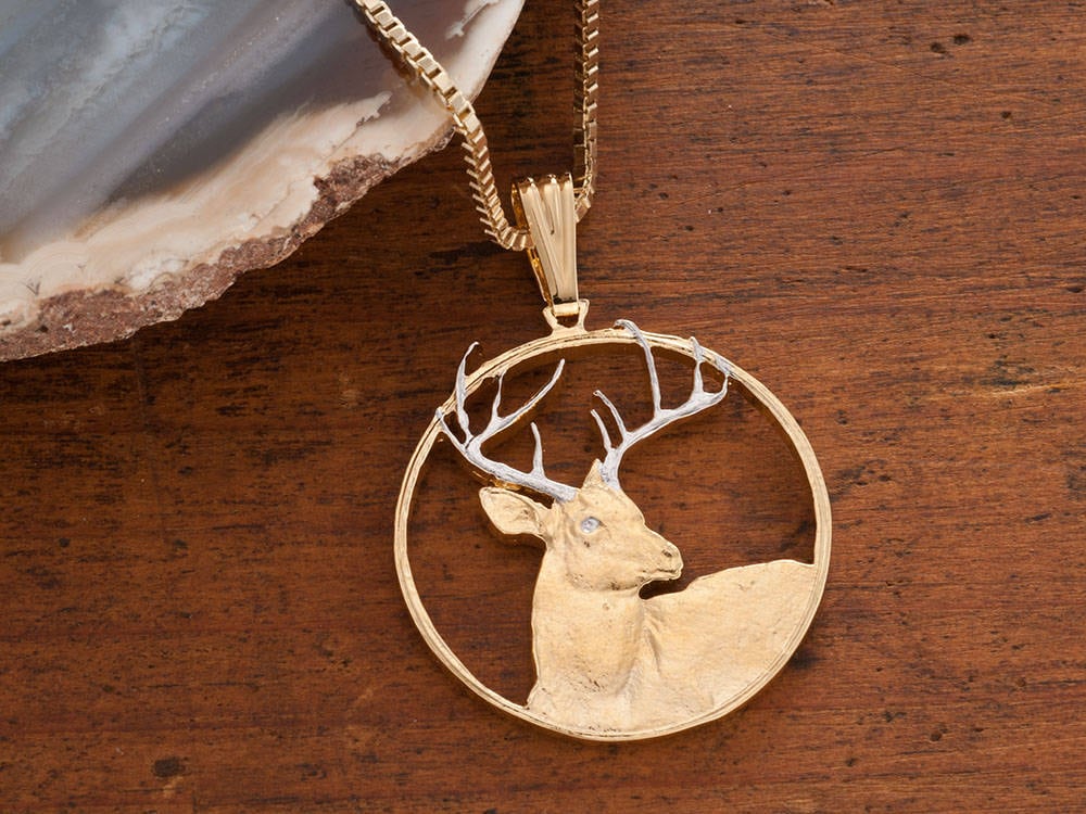 Hand Geschnittener Weißwedelhirsch Medaillon Anhänger 14K Gold & Rhodiniert Hand Geschnittener Weißwedelhirsch Medaillon Anhänger 14K Gold & Rhodiniert von Coinjewelry