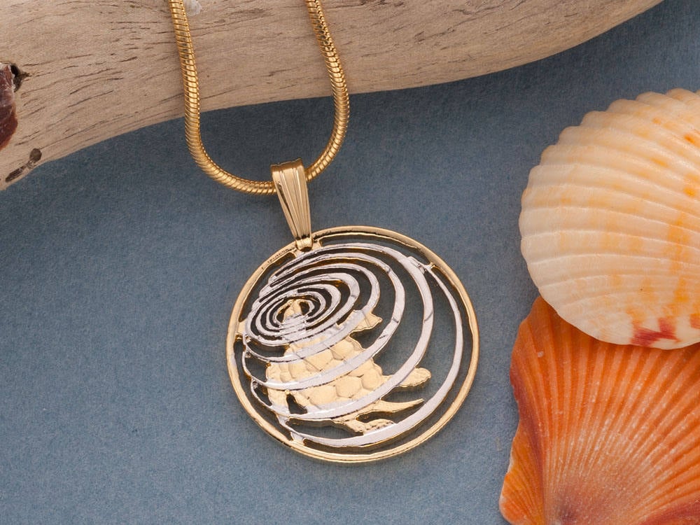 Handausgeschnittener Kaimaninseln Münzanhänger Schildkröte, 14K Gold & Rhodium Handausgeschnittener Kaimaninseln Münzanhänger Schildkröte, 14K Gold & Rhodium von Coinjewelry