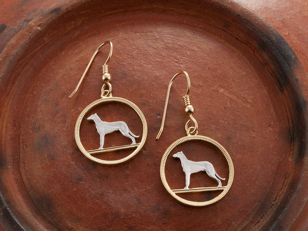 Handgeschnittene Irish Wolfhound Ohrringe 14K Gold Filled Handgeschnittene Irish Wolfhound Ohrringe 14K Gold Filled von Coinjewelry