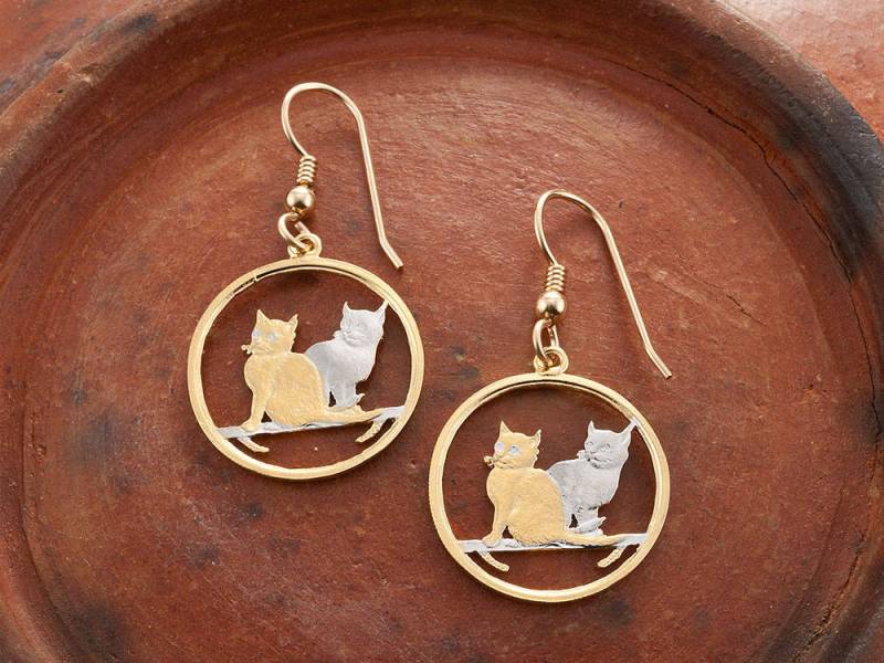 Handgeschnittene Isle Of Man Katze Ohrringe 14K Gold Filled von Coinjewelry