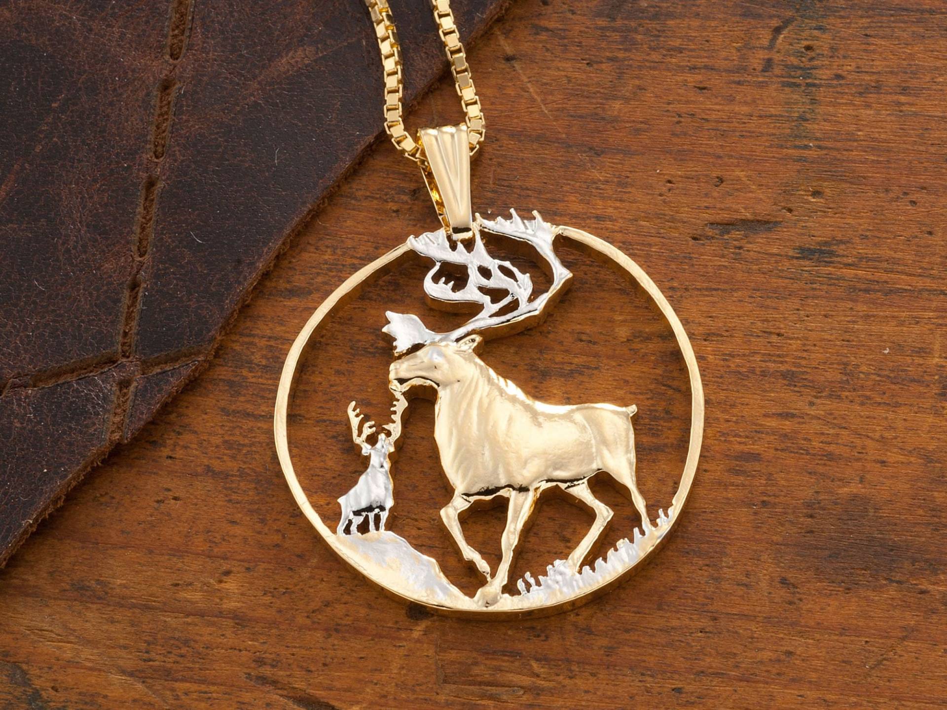 Handgeschnittene Karibu Anhänger 14K Gold & Rhodiniertes Wildtier Medaillon Handgeschnittene Karibu Anhänger 14K Gold & Rhodiniertes Wildtier Medaillon von Coinjewelry