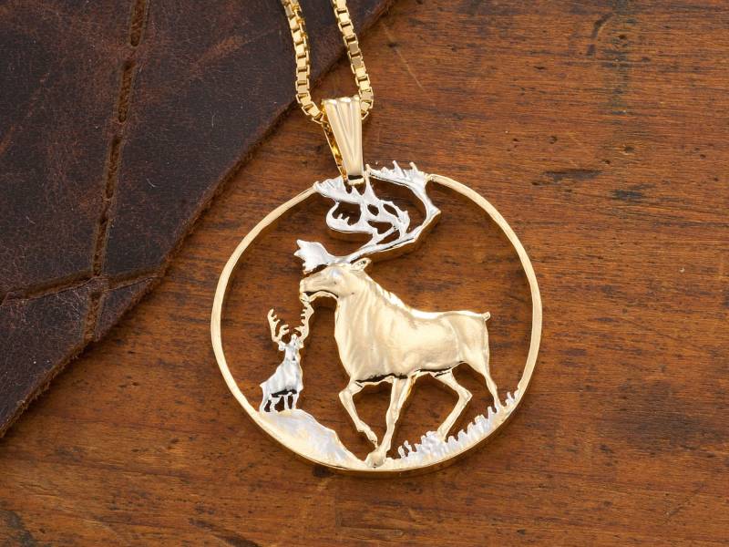 Handgeschnittene Karibu Anhänger 14K Gold & Rhodiniertes Wildtier Medaillon von Coinjewelry