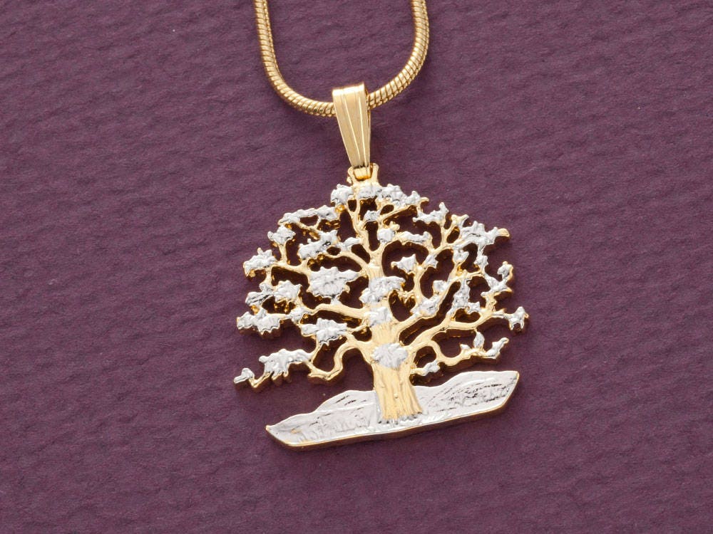 Handgeschnittener Baum Des Lebens Münzanhänger 14K Vergoldete Halskette Handgeschnittener Baum Des Lebens Münzanhänger 14K Vergoldete Halskette von Coinjewelry