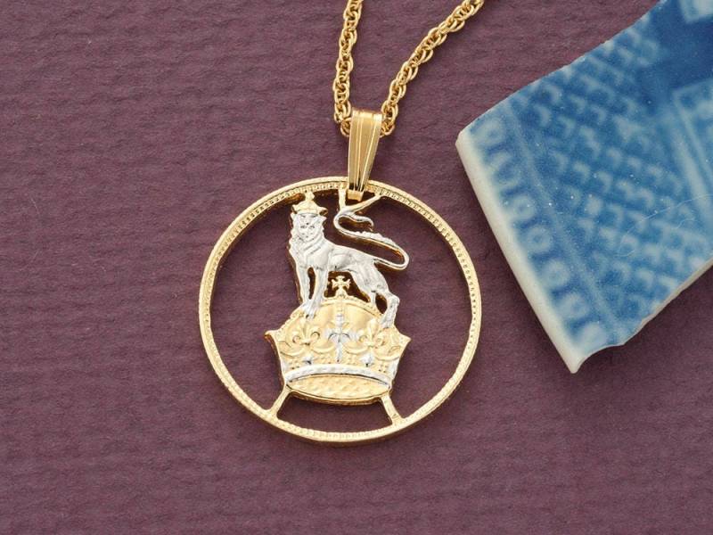 Handgeschnittener British Shilling Anhänger Löwe, 14K Gold & Rhodiniert von Coinjewelry
