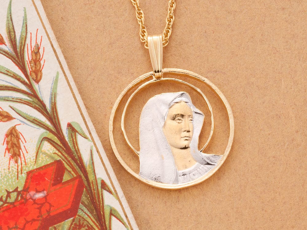 Handgeschnittener Jungfrau-Medaillon 14K Vergoldeter Anhänger Handgeschnittener Jungfrau-Medaillon 14K Vergoldeter Anhänger von Coinjewelry