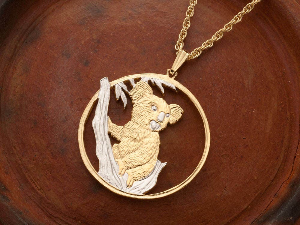 Handgeschnittener Koala-Anhänger 14K Gold, Rhodiniert Handgeschnittener Koala-Anhänger 14K Gold, Rhodiniert von Coinjewelry