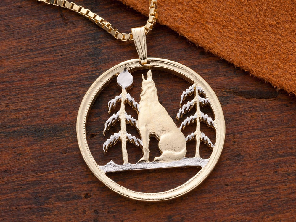 Handgeschnittener Timber Wolf Anhänger 14K Gold & Rhodiniert Handgeschnittener Timber Wolf Anhänger 14K Gold & Rhodiniert von Coinjewelry
