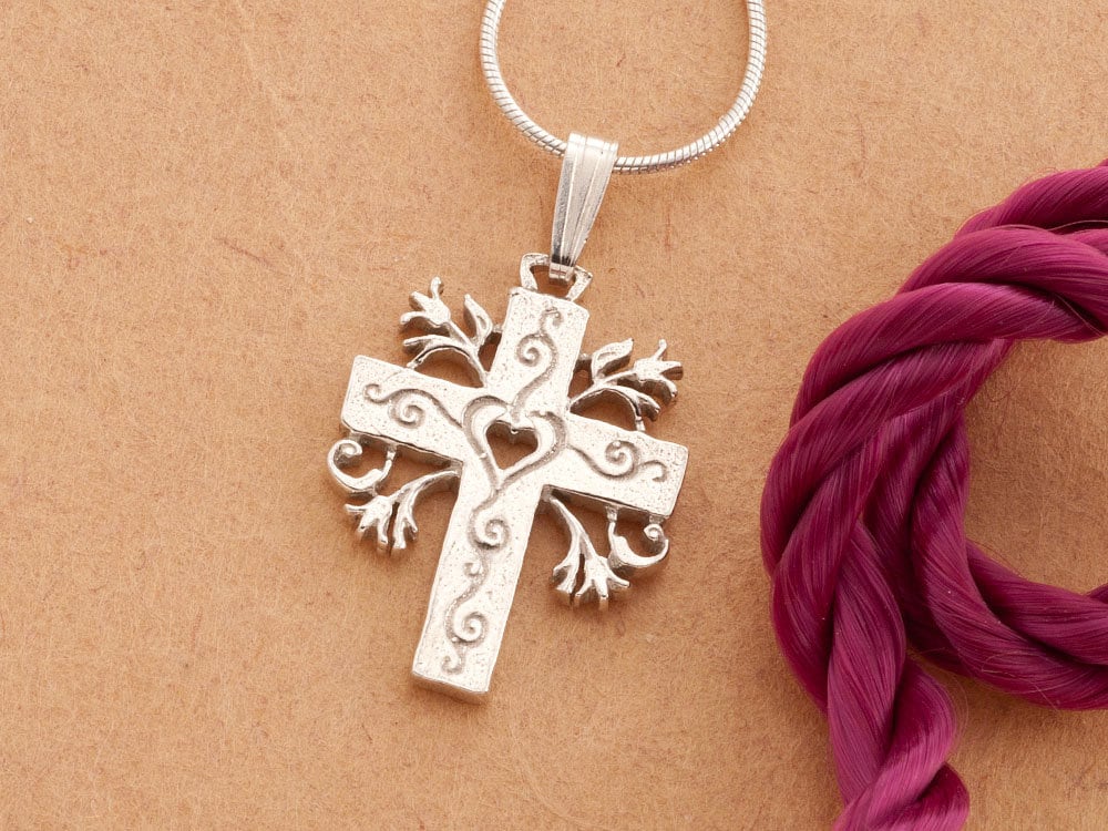 Kreuzanhänger Aus Sterlingsilber Mit Herz Und Blumen - Religiöse Halskette Kreuzanhänger Aus Sterlingsilber Mit Herz Und Blumen - Religiöse Halskette von Coinjewelry