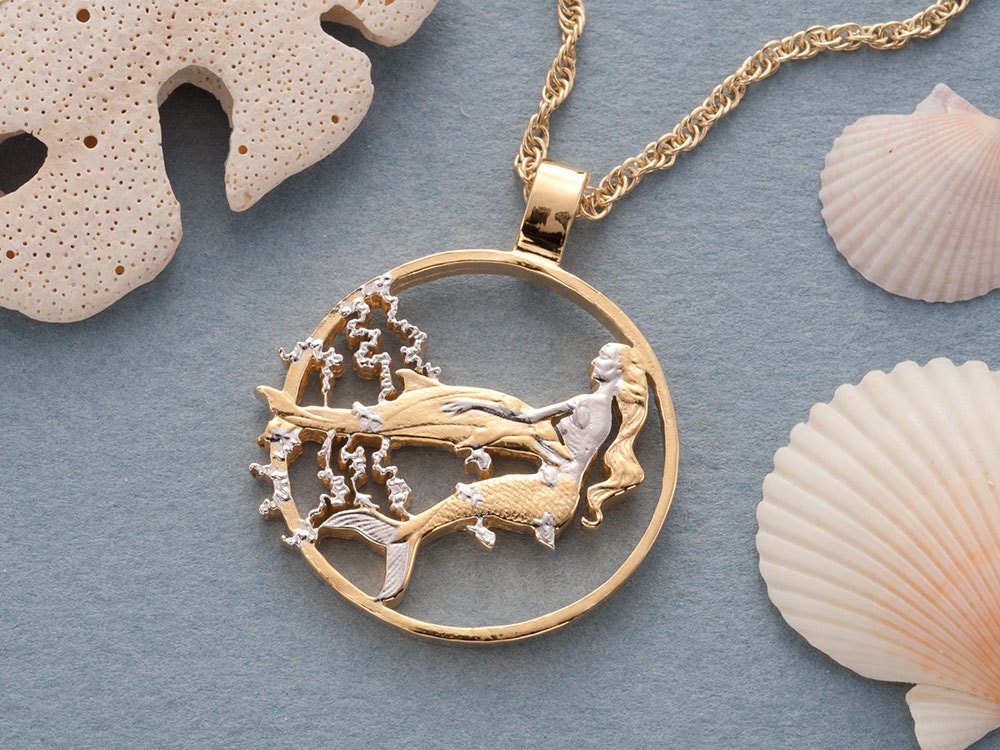 Meerjungfrau Und Delfin Anhänger Halskette, Gibraltar Münze Handgeschnitten, 14 Karat Gold & Rhodiniert, 3 cm Durchmesser, | # R 638 Meerjungfrau Und Delfin Anhänger Halskette, Gibraltar Münze Handgeschnitten, 14 Karat Gold & Rhodiniert, 3 cm Durchmesser, | # R 638 von Coinjewelry