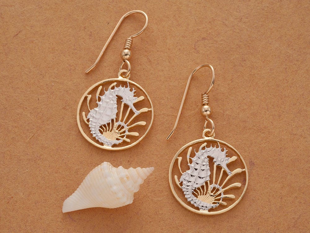 Seepferdchen Ohrringe, Singapur-Zehn-Cent-Seepferdchenmünze, Handgeschnitten, 14 Karat Vergoldet Und Rhodiniert, 3/4 "Durchmesser, | #295E Seepferdchen Ohrringe, Singapur-Zehn-Cent-Seepferdchenmünze, Handgeschnitten, 14 Karat Vergoldet Und Rhodiniert, 3/4 "Durchmesser, | #295E von Coinjewelry