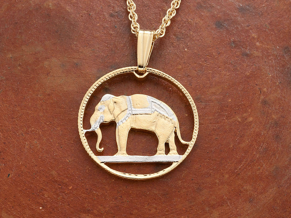 Thailand Elefant Münze Anhänger Halskette 14K Gold & Rhodiniert Thailand Elefant Münze Anhänger Halskette 14K Gold & Rhodiniert von Coinjewelry
