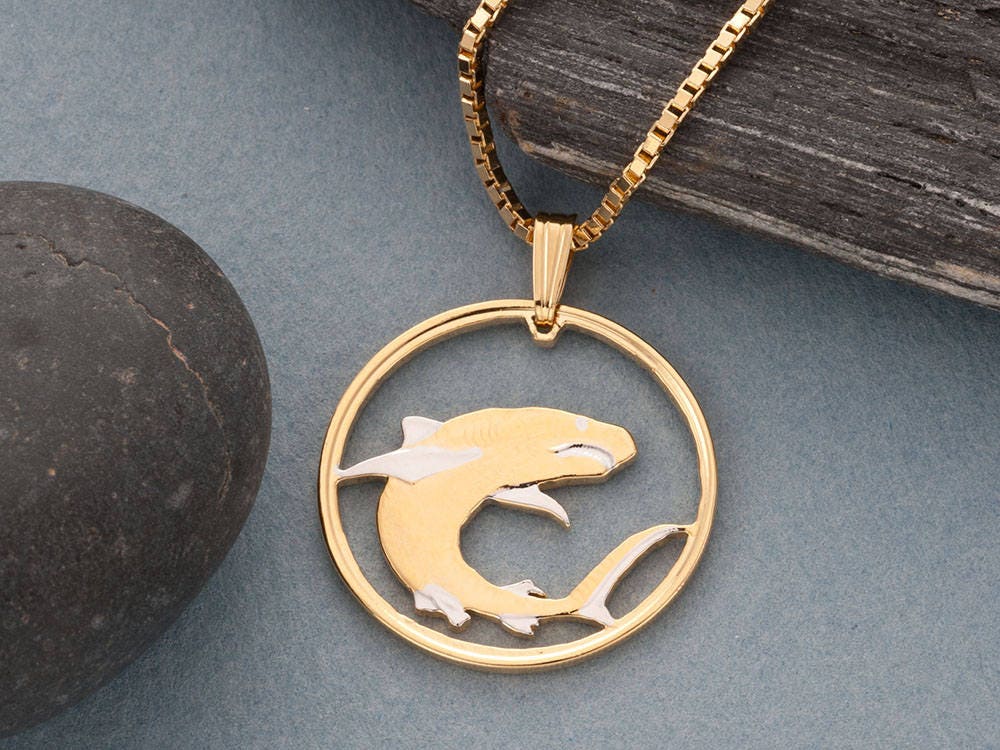 Toller Weißer Hai Anhänger Und Halskette Schmuck, Solomon Island Münze Handgeschnitten, 14K Rhodiniert, 1'" " Im Durchmesser, | #x 671 Toller Weißer Hai Anhänger Und Halskette Schmuck, Solomon Island Münze Handgeschnitten, 14K Rhodiniert, 1'" " Im Durchmesser, | #x 671 von Coinjewelry