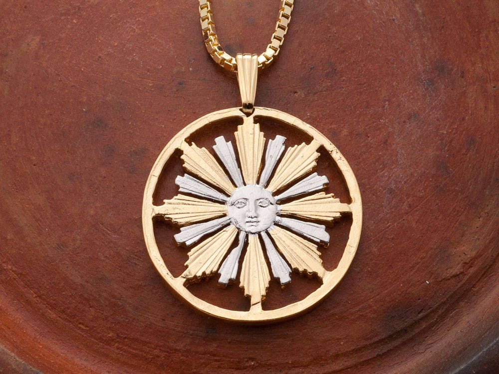 Uruguay Sonne Anhänger 14K Gold, Rhodiniert Uruguay Sonne Anhänger 14K Gold, Rhodiniert von Coinjewelry
