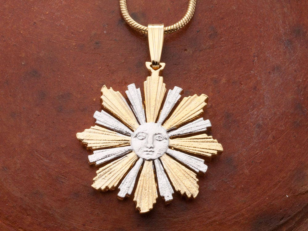 Uruguay Sonnen Anhänger 14K Vergoldete Schlangenkette Uruguay Sonnen Anhänger 14K Vergoldete Schlangenkette von Coinjewelry