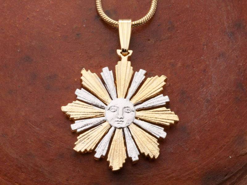 Uruguay Sonnen Anhänger 14K Vergoldete Schlangenkette von Coinjewelry