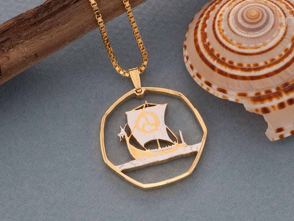Wikinger Schiff Münzanhänger Isle Of Man Krone, 14K Vergoldet Wikinger Schiff Münzanhänger Isle Of Man Krone, 14K Vergoldet von Coinjewelry