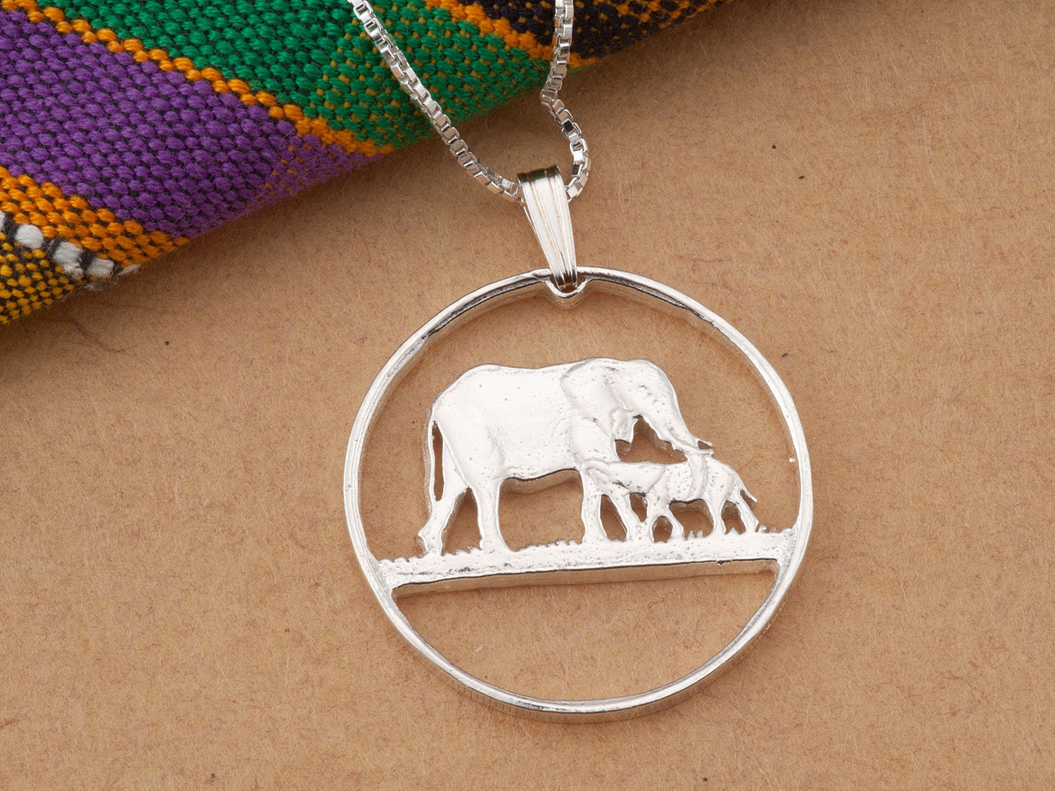 sterling Silber Elefant-Halskette Mutter Und Baby, Malawi-Münzenanhänger sterling Silber Elefant-Halskette Mutter Und Baby, Malawi-Münzenanhänger von Coinjewelry