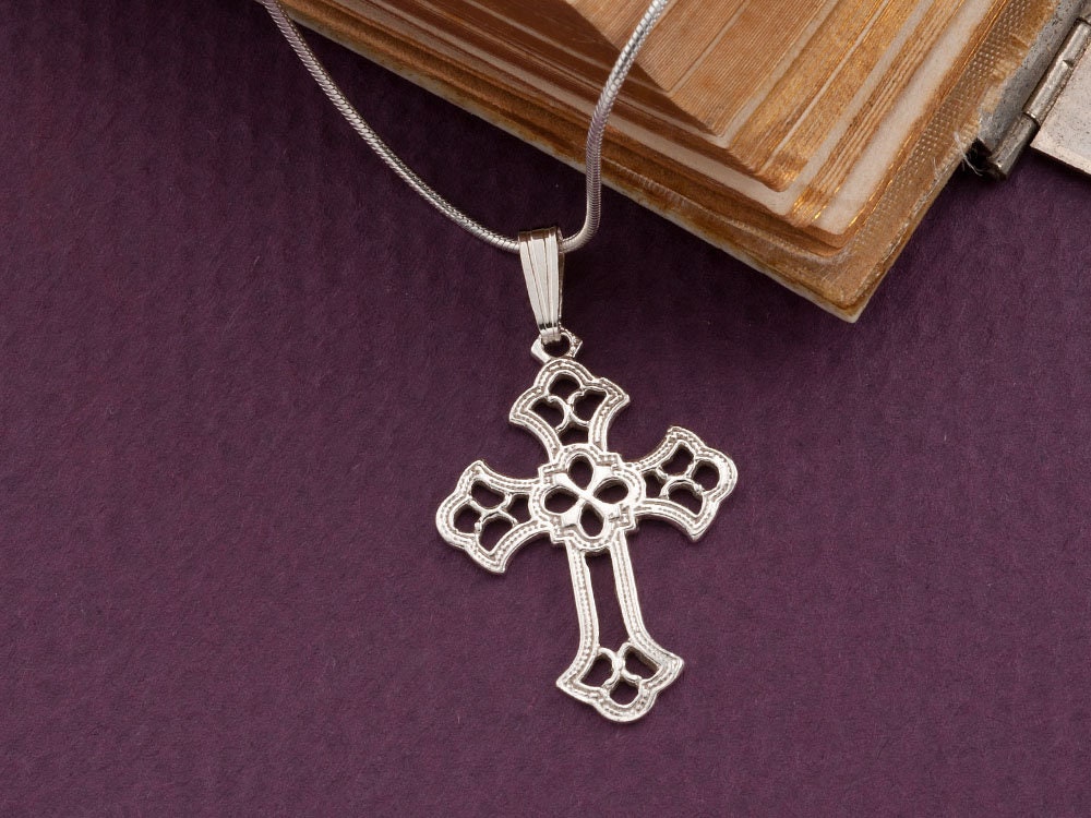 sterling Silber Religiöser Kreuz Anhänger Mit Schlangenkette sterling Silber Religiöser Kreuz Anhänger Mit Schlangenkette von Coinjewelry