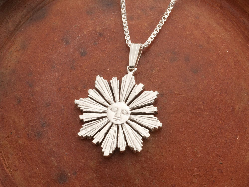 sterling Silber Sun Face Anhänger Uruguay Münzschmuck sterling Silber Sun Face Anhänger Uruguay Münzschmuck von Coinjewelry