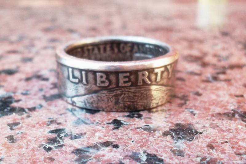 32.-1993 Münzring, Geschenk Zum 32. Geburtstag, Jahrestag. Münzschmuck Aus Einem Vierteldollar Von 1993 32.-1993 Münzring, Geschenk Zum 32. Geburtstag, Jahrestag. Münzschmuck Aus Einem Vierteldollar Von 1993 von CoinringUkraine