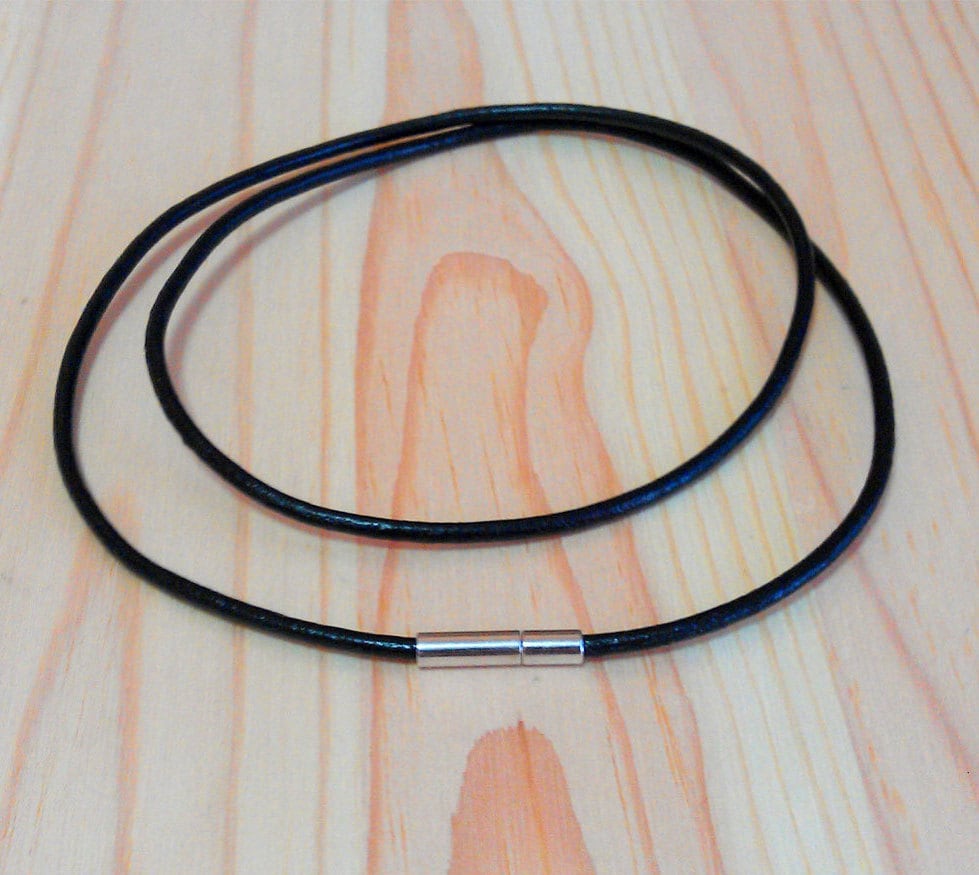 Lederbandhalskette, Schwarze Lederschnur, Braune 2 Mm Runde Lederkette Mit Einfach Zu Bedienenden Verschluss Verwenden Lederbandhalskette, Schwarze Lederschnur, Braune 2 Mm Runde Lederkette Mit Einfach Zu Bedienenden Verschluss Verwenden von CoinsFantasy