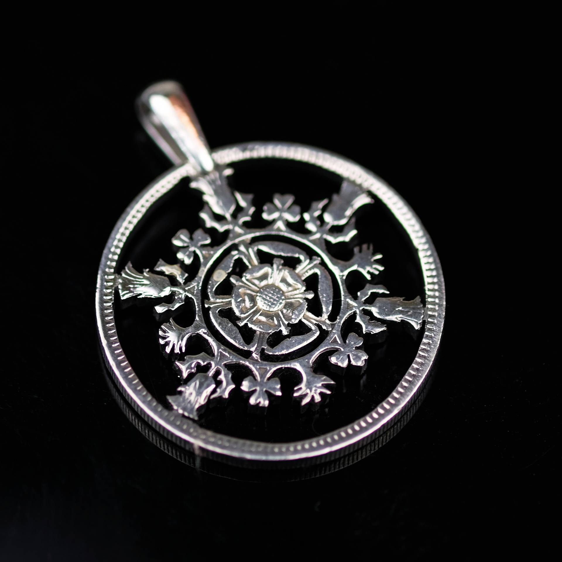 2 Shillings - Elizabeth Ii Hand Ausgeschnittene Münze Anhänger Mit Halskette. Tudor Rose, London Kleeblätter von CoinsJeweller