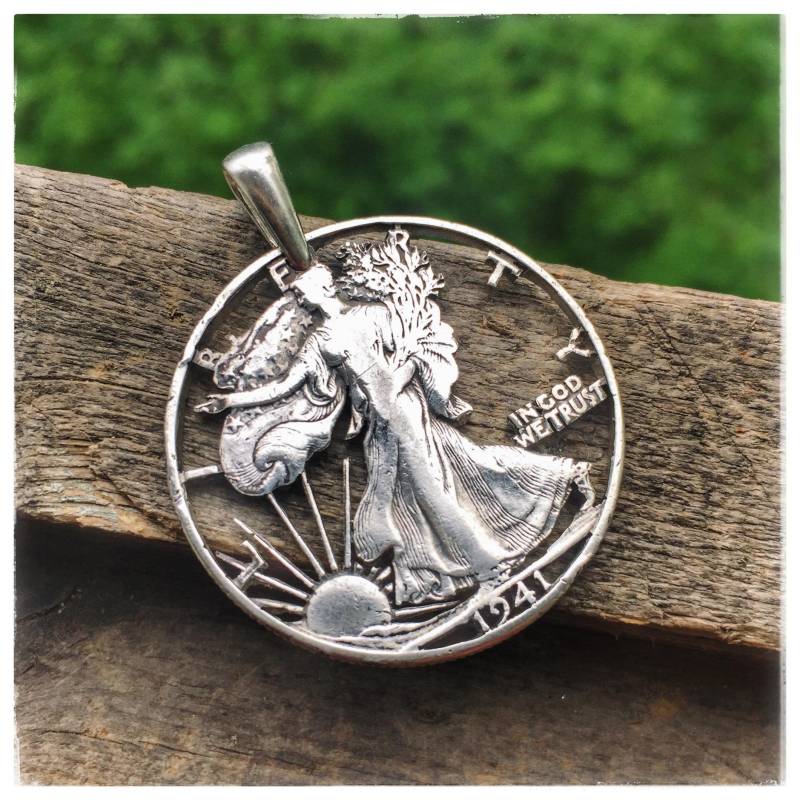 90% Silber Cut Coin Anhänger Rückseite Eines Us Präsident Dollar Münze Mit Den Laufenden Freiheitsjahren Nach Dem Zufallsprinzip von CoinsJeweller