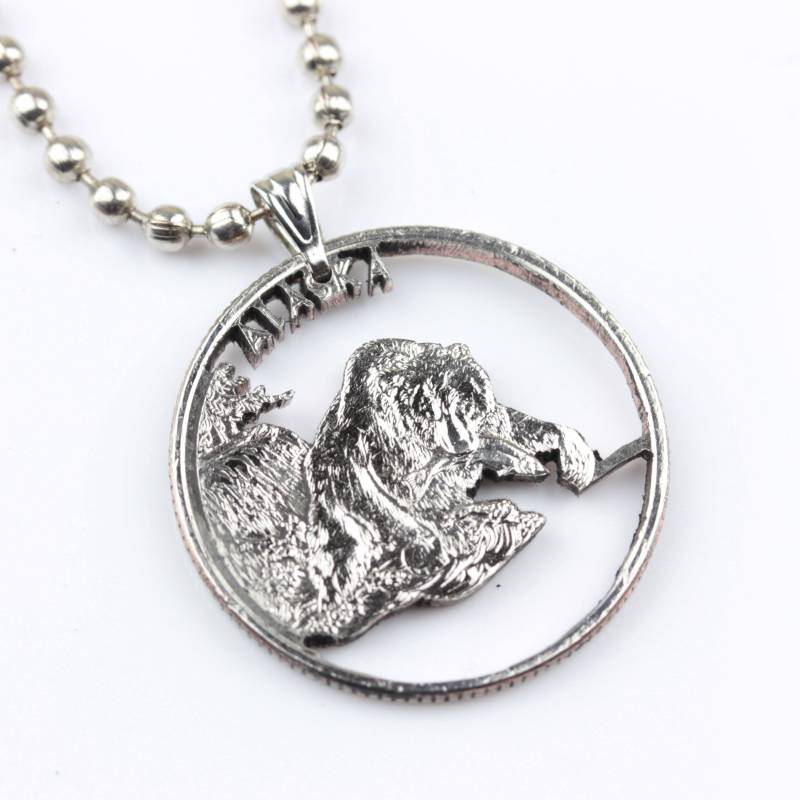 Alaska Bär Mit Fisch Handgeschnittene Usa Quarter Coin Dem Bundesstaat Alaska Ausschnitt von CoinsJeweller