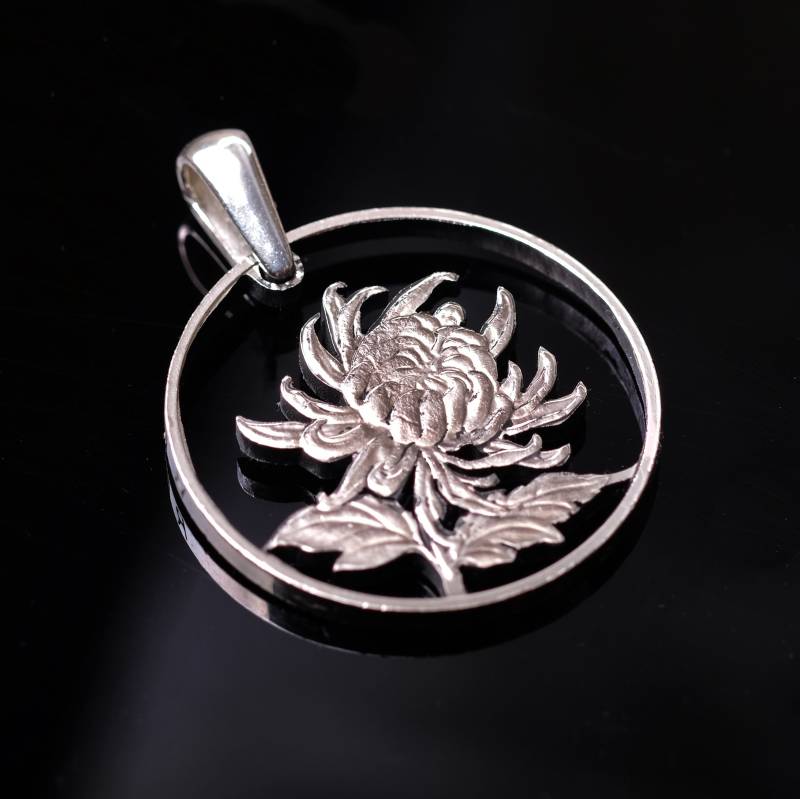 China 1 Piece Münze Anhänger Mit Halskette Chrysantheme Blüte Mamas Blume Chinesisch Asien von CoinsJeweller