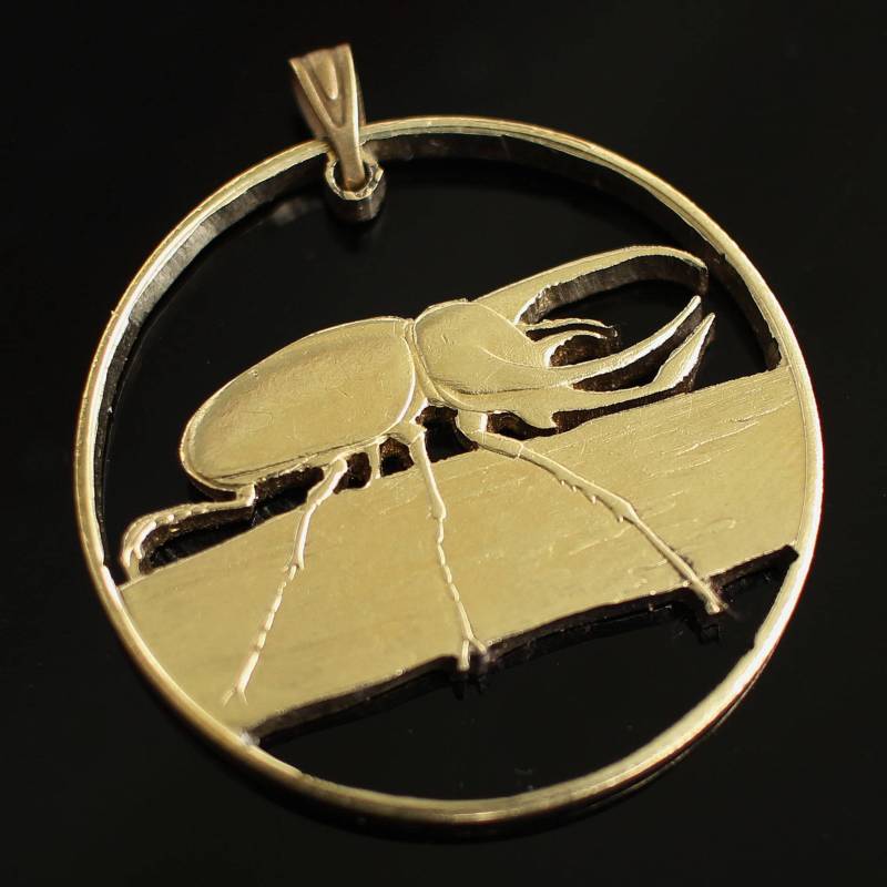 Der Käfer Lucanus Servus 500 Rupiah Cut Coin Anhänger Mit Halskette. 31mm. 2017 J von CoinsJeweller