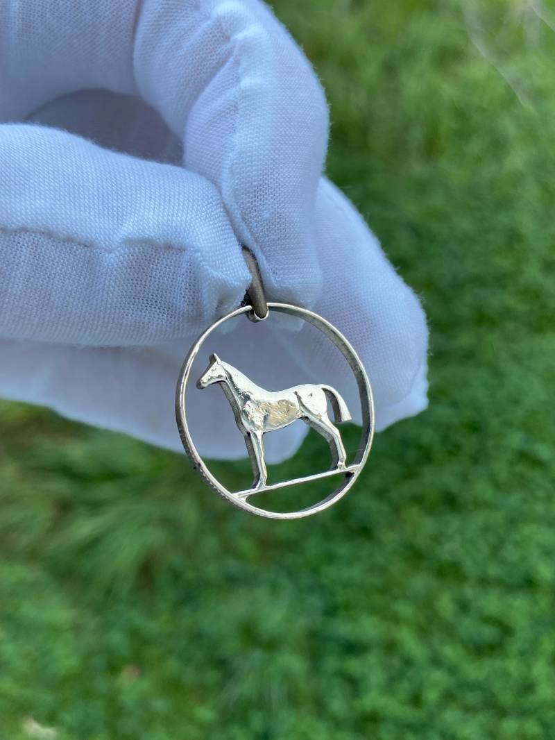 Irland 20 Pence Cut Münze Anhänger Irish Halskette Harfe Jagdpferd Hengst von CoinsJeweller