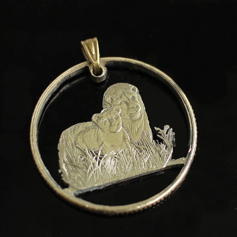 Löwen Familie Geschnittene Münze Anhänger Halskette Hand Geschnitten von CoinsJeweller