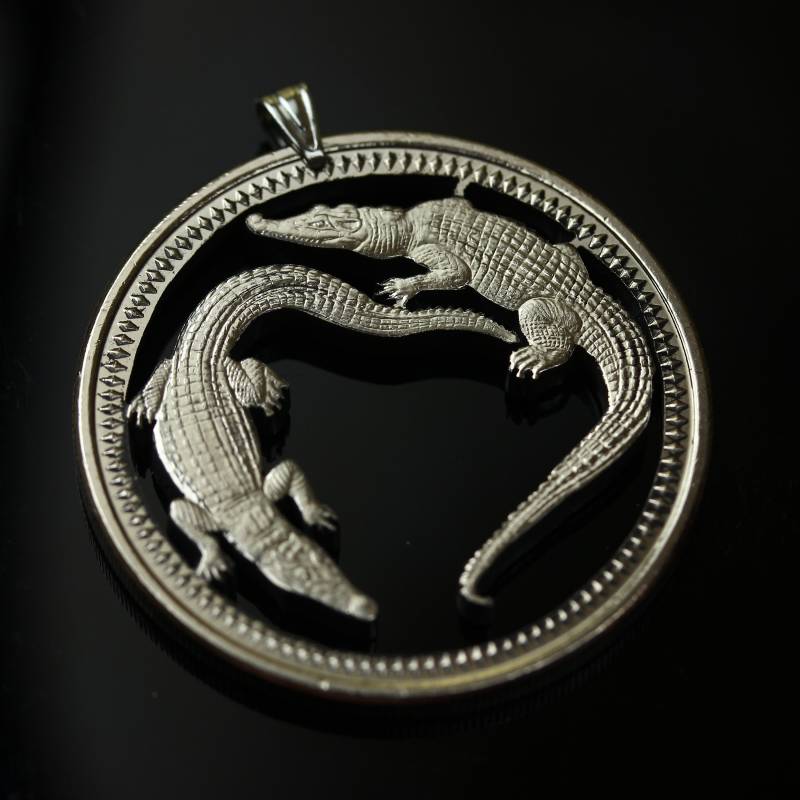 Papua-Neuguinea Salzwasser Krokodil Cut Münzanhänger Mit Halskette. Hand Geschnitten von CoinsJeweller
