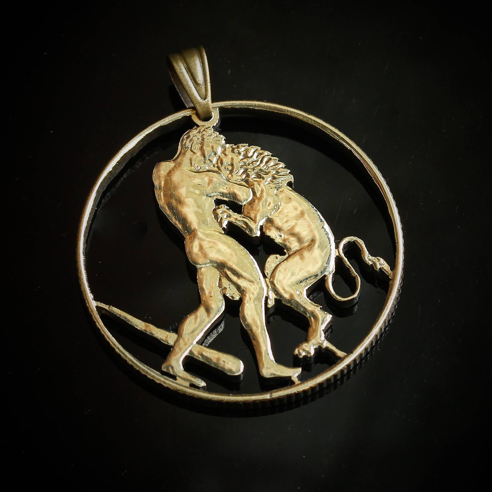 San Marino 200 Lie Herkules Im Kampf Mit Löwe Cut Münzanhänger Halskette von CoinsJeweller
