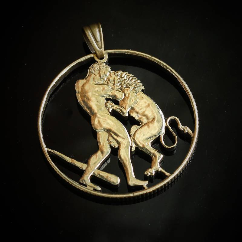 San Marino 200 Lie Herkules Im Kampf Mit Löwe Cut Münzanhänger Halskette von CoinsJeweller