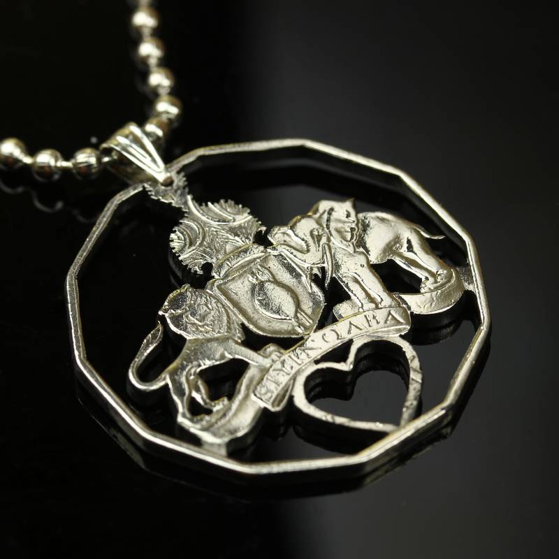 Tansania Löwe Und Elephant Cut Coin Anhänger Mit Halskette Afrika, Liebe, Wildtiere von CoinsJeweller