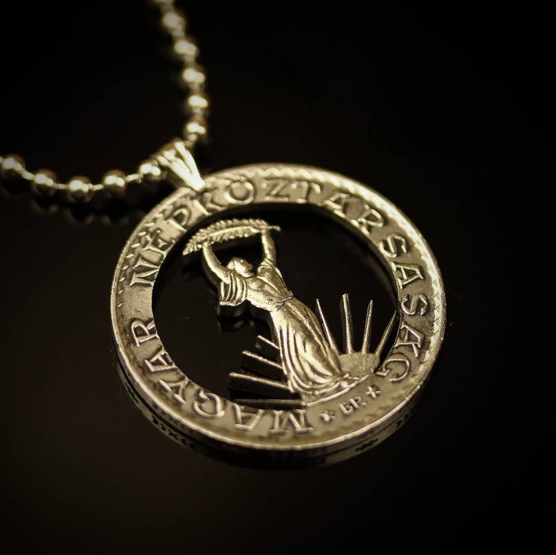 Ungarn 10 Forint Schnitt Münzanhänger Mit Kette Ungarisch Strobl Monument Budapest Ugrian von CoinsJeweller