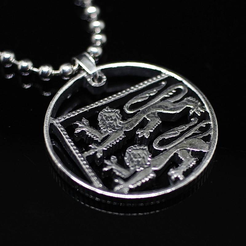 Zwei Löwen 10 Pence Großbritanien Cut Münzanhänger Mit Halskette. Hand Geschnitten von CoinsJeweller
