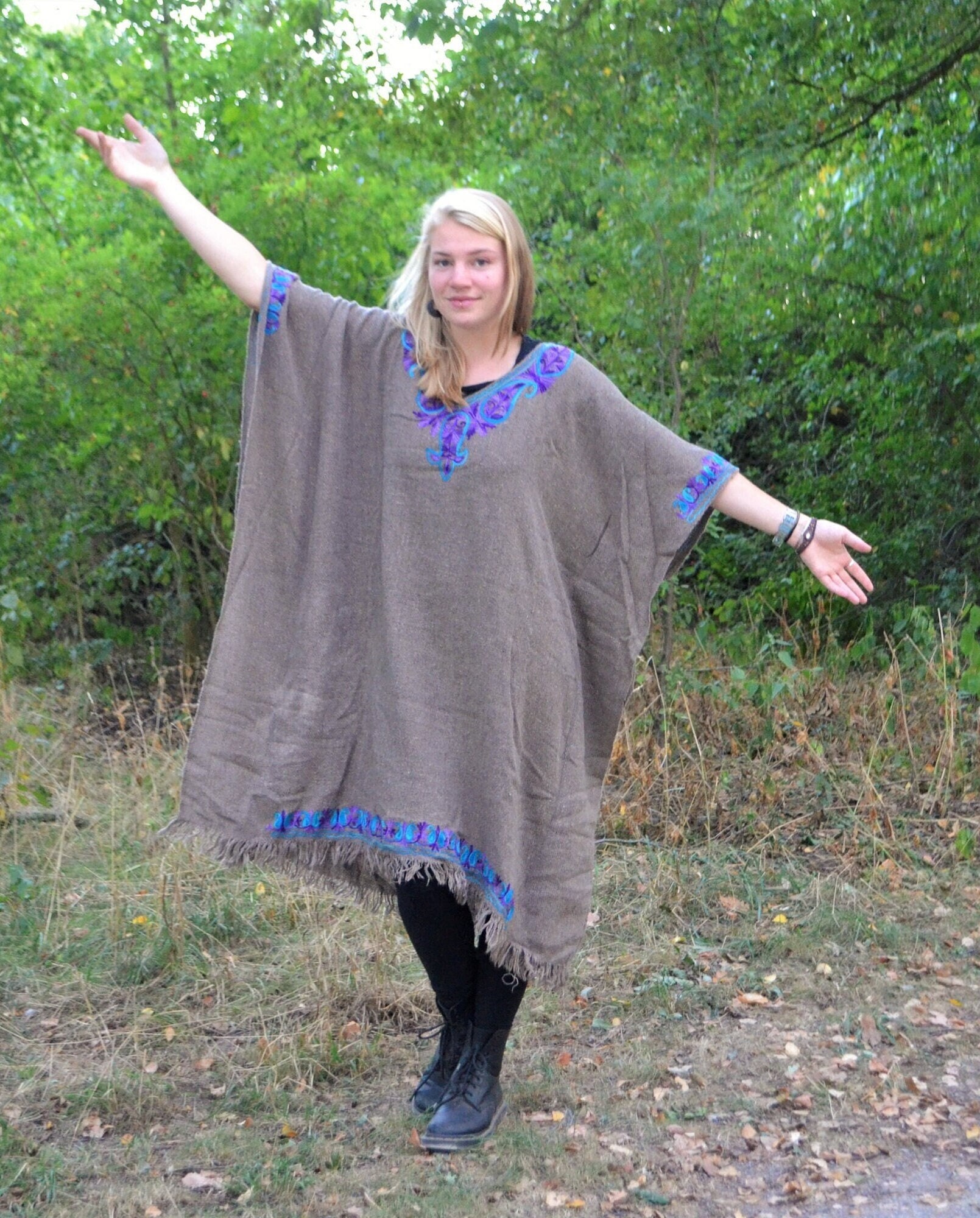 Wolle Hand Bestickter Kaftan, Warmer Bequemer Herbst Boho Loungewear Hippie Chic Poncho, Gemütliches Geschenk 36-44 Eu von Coisas4u