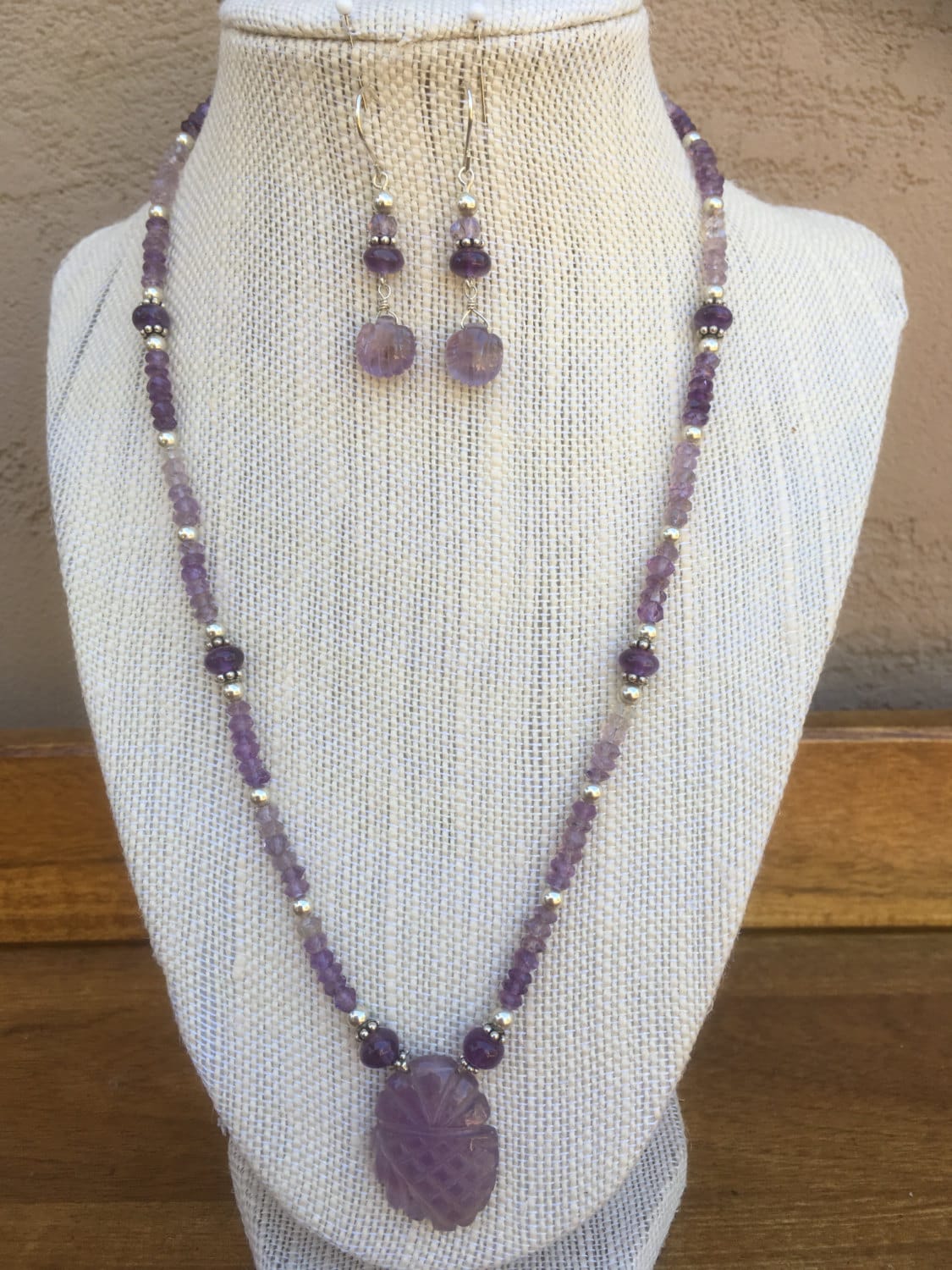 Handgeschnitzter Amethyst-Anhänger, Halskette Und Ohrringe Mit Amethyst - Sterlingsilberperlen Handgeschnitzter Amethyst-Anhänger, Halskette Und Ohrringe Mit Amethyst - Sterlingsilberperlen von CokGuzel