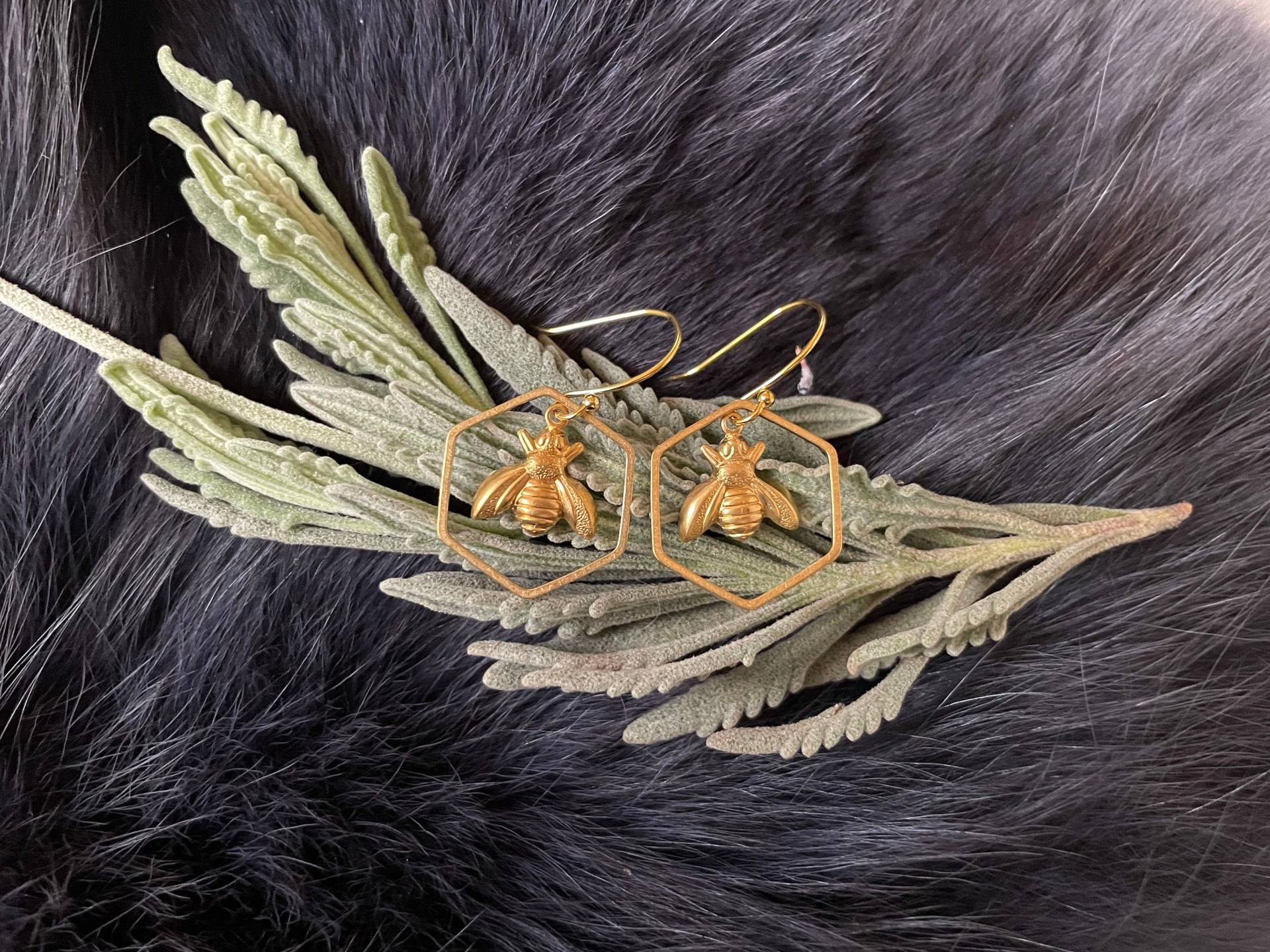 Kleine Gold Messing Ohrringe Fliegen Im Sechseck, Handgefertigte Insekt, Vergoldete Ohrhaken Kleine Gold Messing Ohrringe Fliegen Im Sechseck, Handgefertigte Insekt, Vergoldete Ohrhaken von Colaburchjewelry