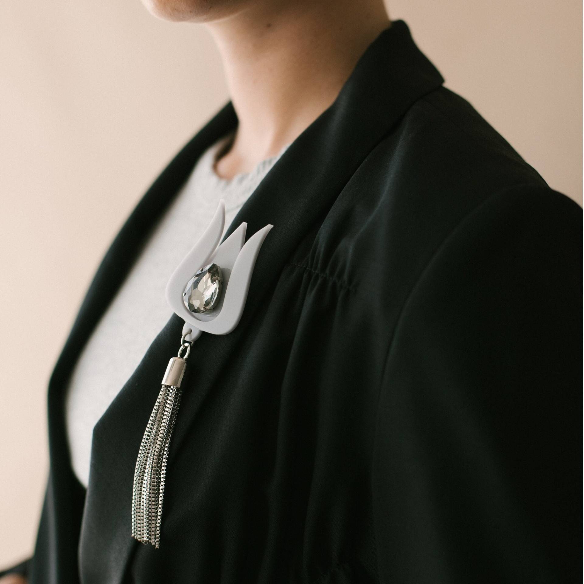 Brosche Tulpe Vol. 2 - Grau Mit Strass & Metall Quaste, Handgemachte Brosche, Blumenbrosche, Quastenbrosche, Graue Strassbrosche von ColarabyME