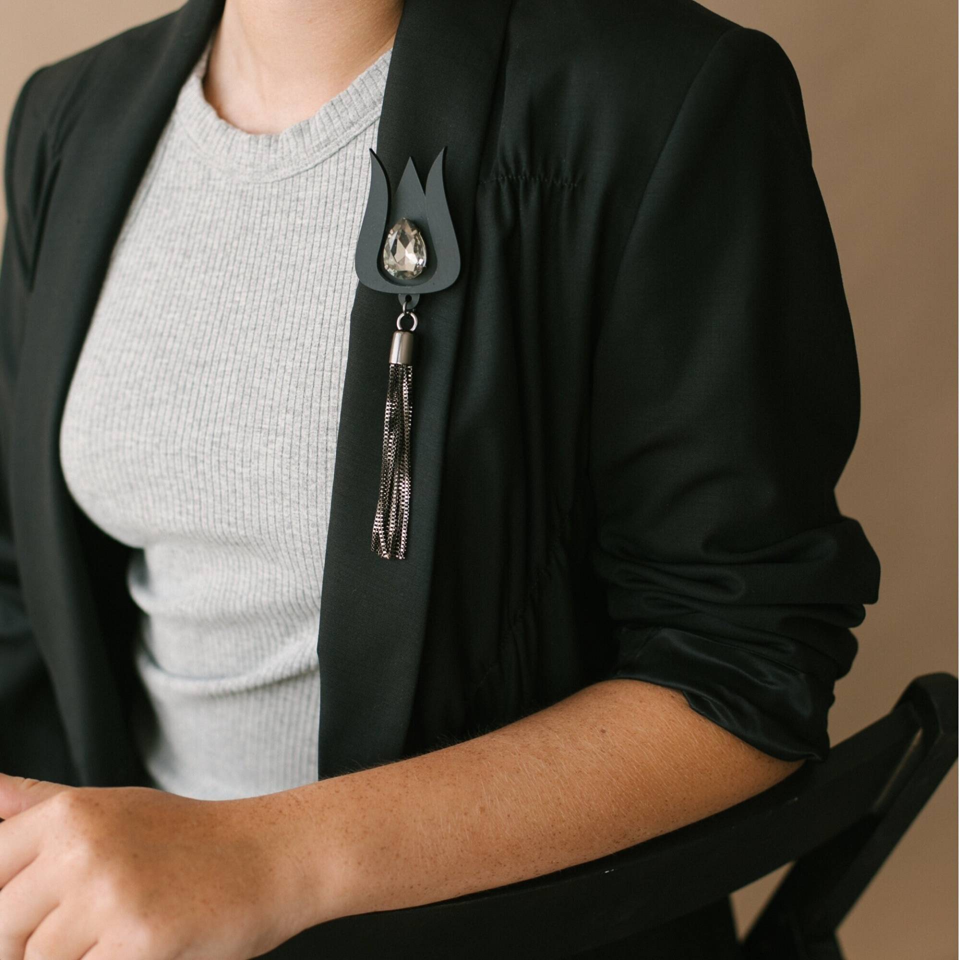 Brosche Tulpe Vol. 2 - Schwarz Mit Strass & Metall Quaste, Handgemachte Brosche, Blumenbrosche, Quastenbrosche, Schwarze Strassbrosche von ColarabyME