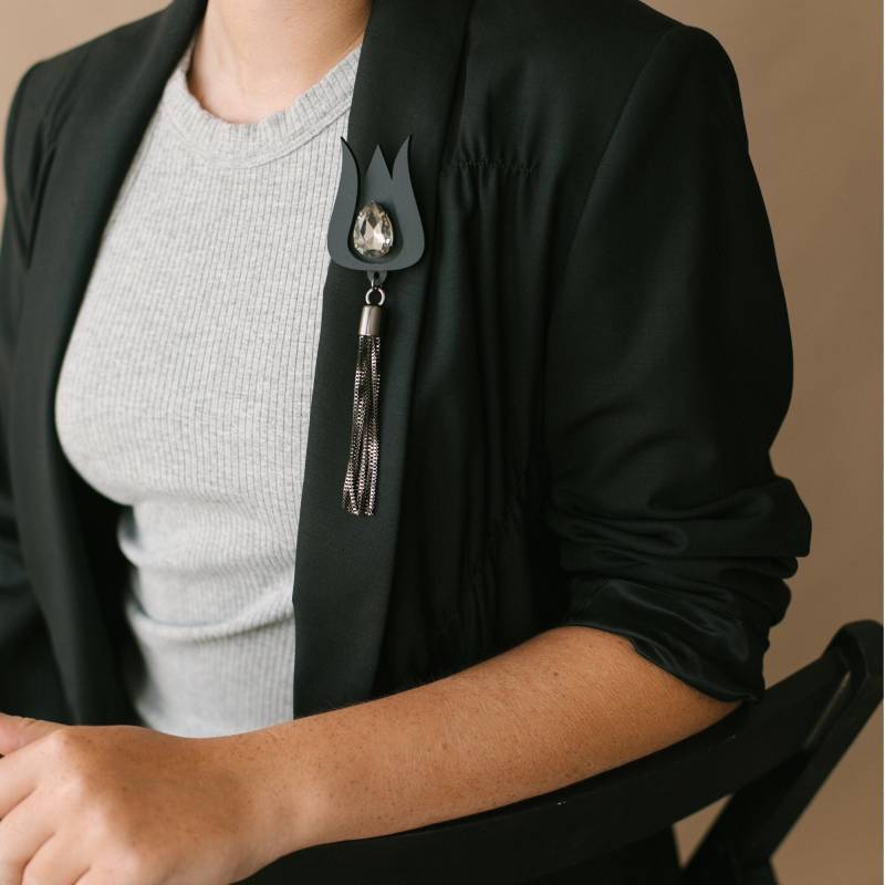 Brosche Tulpe Vol. 2 - Schwarz Mit Strass & Metall Quaste, Handgemachte Brosche, Blumenbrosche, Quastenbrosche, Schwarze Strassbrosche von ColarabyME