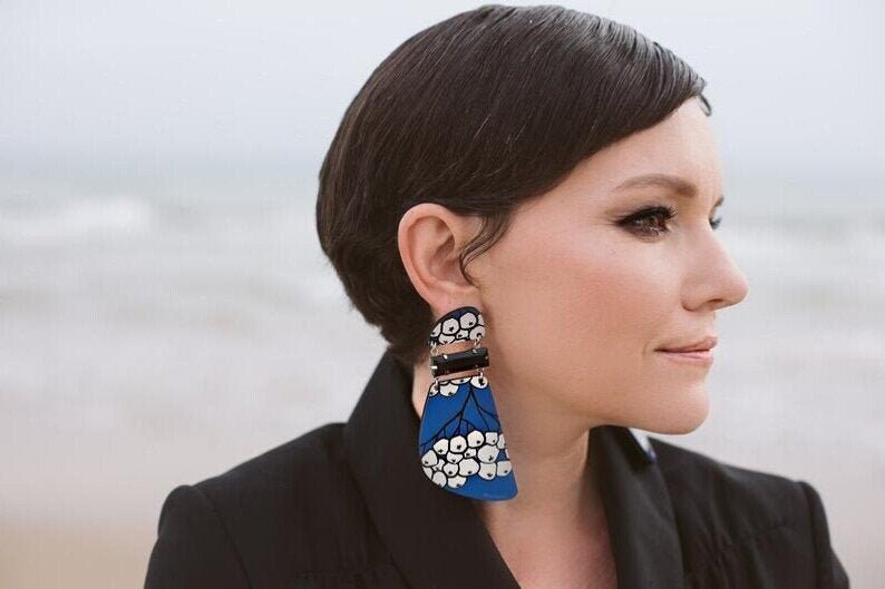 Le Sorbe - Blau Und Cremefarben Gemusterte Cabochon-Ohrringe Aus Holz Schwarzem Kristall von ColarabyME