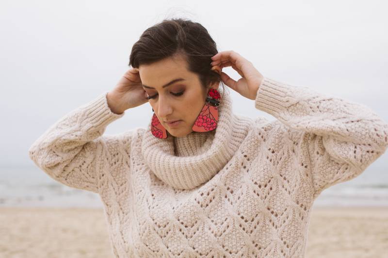 Le Sorbe - Fuchsia Und Terrakotta Gedruckte Holz Schwarze Kristall Cabochon Große Statement Ohrringe von ColarabyME