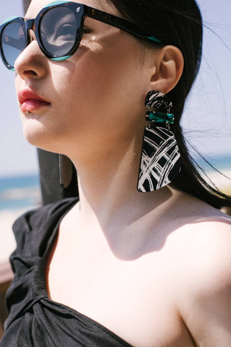 Moon Woman - Schwarz Weiß Gedruckte Holz Und Petrolblaue Kristall Cabochon Ohrringe von ColarabyME