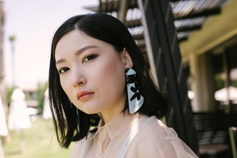 Mural - Schwarz Und Hellblau Gemusterte Holz Cabochons Mit Schwarzen Kristall von ColarabyME